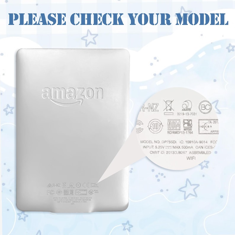 Puede incluir: Un dispositivo Kindle Amazon blanco con el logotipo de Amazon en relieve en la parte posterior. El texto "PLEASE CHECK YOUR MODEL" est&aacute; en la parte superior. El dispositivo tiene varios s&iacute;mbolos regulatorios e informaci&oacute;n del modelo.