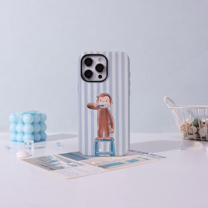 Può includere: Custodia per telefono con un motivo a righe blu e bianche raffigurante una scimmia dei cartoni animati che si lava i denti. La custodia ha uno sfondo azzurro e un cestino bianco con elementi decorativi.