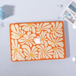 Funda rígida para MacBook Air de 13/15 pulgadas (2026/2025), MacBook Pro de 13, 14, 15 y 16 pulgadas (modelos M1, M2, M3, M4 y M5) con estampado floral de margaritas naranjas.