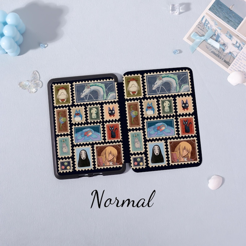 Puede incluir: Dos fundas negras para tel&eacute;fono con un dise&ntilde;o de sello que presenta personajes de una popular pel&iacute;cula de animaci&oacute;n. Las fundas est&aacute;n decoradas con varias ilustraciones coloridas y la palabra "Normal" est&aacute; escrita en cursiva en la parte inferior.