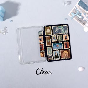Puede incluir: Una funda transparente para tel&eacute;fono con un dise&ntilde;o en blanco y negro que presenta varios personajes de anime. La funda est&aacute; abierta, revelando el interior. La palabra "Clear" est&aacute; escrita en cursiva en la parte inferior.