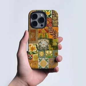 Puede incluir: Funda de teléfono decorativa con un diseño de mosaico con patrones florales y geométricos en tonos amarillos, naranjas y verdes. La funda tiene forma cuadrada y un acabado brillante. La funda se sostiene en una mano.
