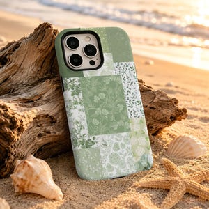 Può includere: Una custodia per smartphone color verde salvia con un design patchwork di varie illustrazioni botaniche, inclusi motivi floreali, viticci frondosi e piccoli fiori, con una cornice nera per la fotocamera in alto a sinistra.