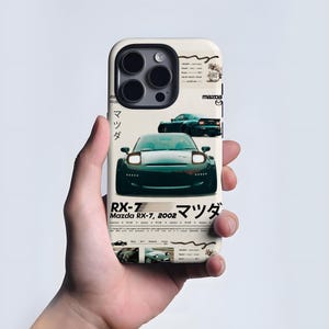 Op de afbeelding: Telefoonhoesje met een groen Mazda RX-7, 2002 auto-ontwerp op een crèmekleurige achtergrond. Het ontwerp bevat Japanse tekst, autospecificaties, afbeeldingen van de auto en het Mazda-logo.