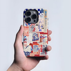 Può includere: Una custodia per telefono con un collage di grafica di ispirazione giapponese in rosso, bianco e blu. Il design include illustrazioni di pesci, gelati e testo giapponese. La custodia ha uno sfondo bianco e un bordo a scacchi blu e bianco.