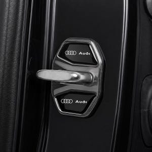 Può includere: Primo piano di una copertura della serratura della portiera dell'auto con il logo Audi. La copertura è argentata e nera, con il logo Audi in bianco. La serratura della porta è argentata.