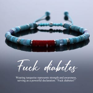 Puede incluir: Pulsera de cuentas turquesas con sección central roja y detalles plateados. La pulsera es ajustable con un cordón azul. El texto "Fuck diabetes" se muestra en escritura blanca.