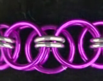 Pulsera de cota de malla hecha a mano - Tejido de yelmo morado y plateado