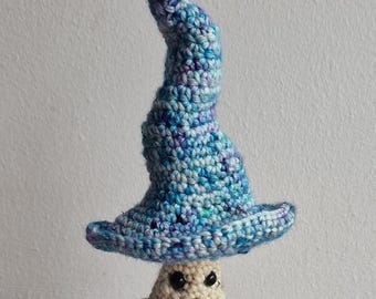 Duende hongo con sombrero de bruja