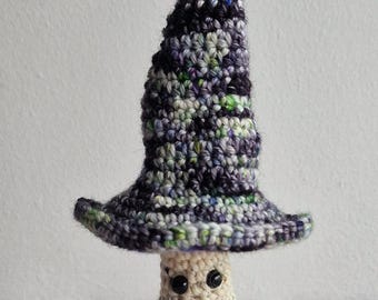 Duende hongo con sombrero de bruja
