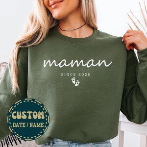 Custom Maman since sweatshirt, Maman est 2025 sweater, Pregnancy announcement Maman sweatshirt, Personalised Maman shirt, Est date mum shirt