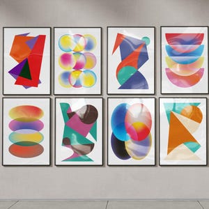 Peut inclure: Un ensemble de huit cadres muraux présentant diverses compositions géométriques abstraites. Les motifs incluent des cercles, des triangles et des demi-cercles superposés avec des dégradés vibrants de rouge, bleu, jaune, violet, orange et turquoise.
