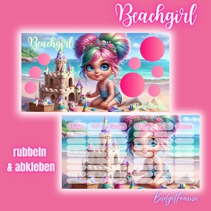 Op de afbeelding: Roze afbeelding met een cartoonmeisje dat een zandkasteel op het strand bouwt, met het woord "Beachgirl". De afbeelding bevat roze cirkels en tekst in het Duits, met een roze achtergrond.