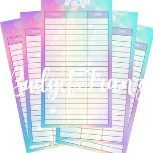 Könnte beinhalten: Drei pastellfarbene, druckbare Budget-Tracker-Blätter mit dem Wort "Tracker" oben und den Wörtern "Datum" und "Summe" in den Kopfzeilen. Die Blätter haben einen Regenbogenhintergrund mit einem glitzernden Effekt.