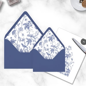 12 FODERE PER BUSTE CON FIORI BLU STAMPABILI, Fodere in tela blu francese, Fodere per buste A7 con patta europea, Fodere blu vittoriane, Fodere per buste da matrimonio con motivi chinoiserie