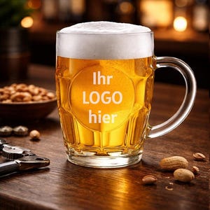 Puede incluir: Un vaso de cerveza transparente lleno de cerveza dorada y con una cabeza de espuma blanca. El vaso tiene la inscripción "Ihr LOGO hier". Cacahuetes y un abridor de botellas sobre la mesa de madera.