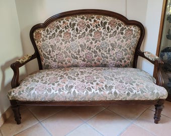 Sofá antiguo estilo Luis Felipe en nogal macizo con tapizado de damasco floral.