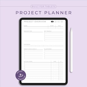 Puede incluir: Una tableta negra que muestra una plantilla de planificador de proyectos con secciones para la descripción general del proyecto, los objetivos, los hitos y los pasos de acción. El texto "PROJECT PLANNER" está en la parte superior. Un lápiz óptico blanco está al lado de la tableta. La imagen tiene un fondo morado.