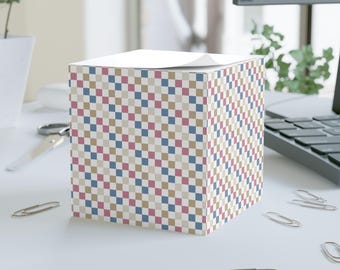 Kleurrijke geruite notitiekubus: bureauaccessoire van 700 vel