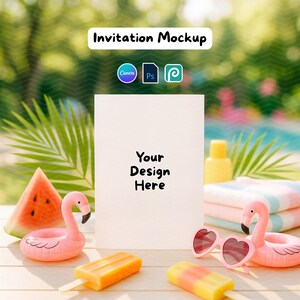 Op de afbeelding: Een zomerse uitnodigingsmockup met de tekst "Invitation Mockup" en "Your Design Here". De scène bevat een watermeloen, roze flamingo-drijvers, hartvormige zonnebrillen en ijslolly's. De achtergrond toont een wazig zwembad en groen.