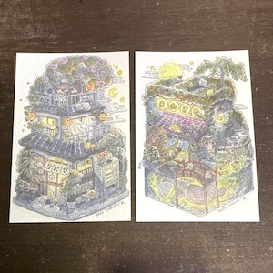 以下が含まれることがあります： 日本のスタイルの建物の2つの水彩イラスト。1つはショップのある多層階の建物、もう1つは橋と池のある庭のシーンです。どちらもテキストがあり、署名されています。