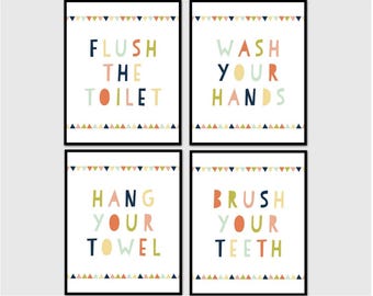 Może przedstawiać: Cztery oprawione wydruki do łazienki z czarnymi obramowaniami. Każdy wydruk ma białe tło z kolorowym tekstem: "FLUSH THE TOILET", "WASH YOUR HANDS", "HANG YOUR TOWEL" i "BRUSH YOUR TEETH". Dekoracyjny baner z trójkątami na górze i na dole.