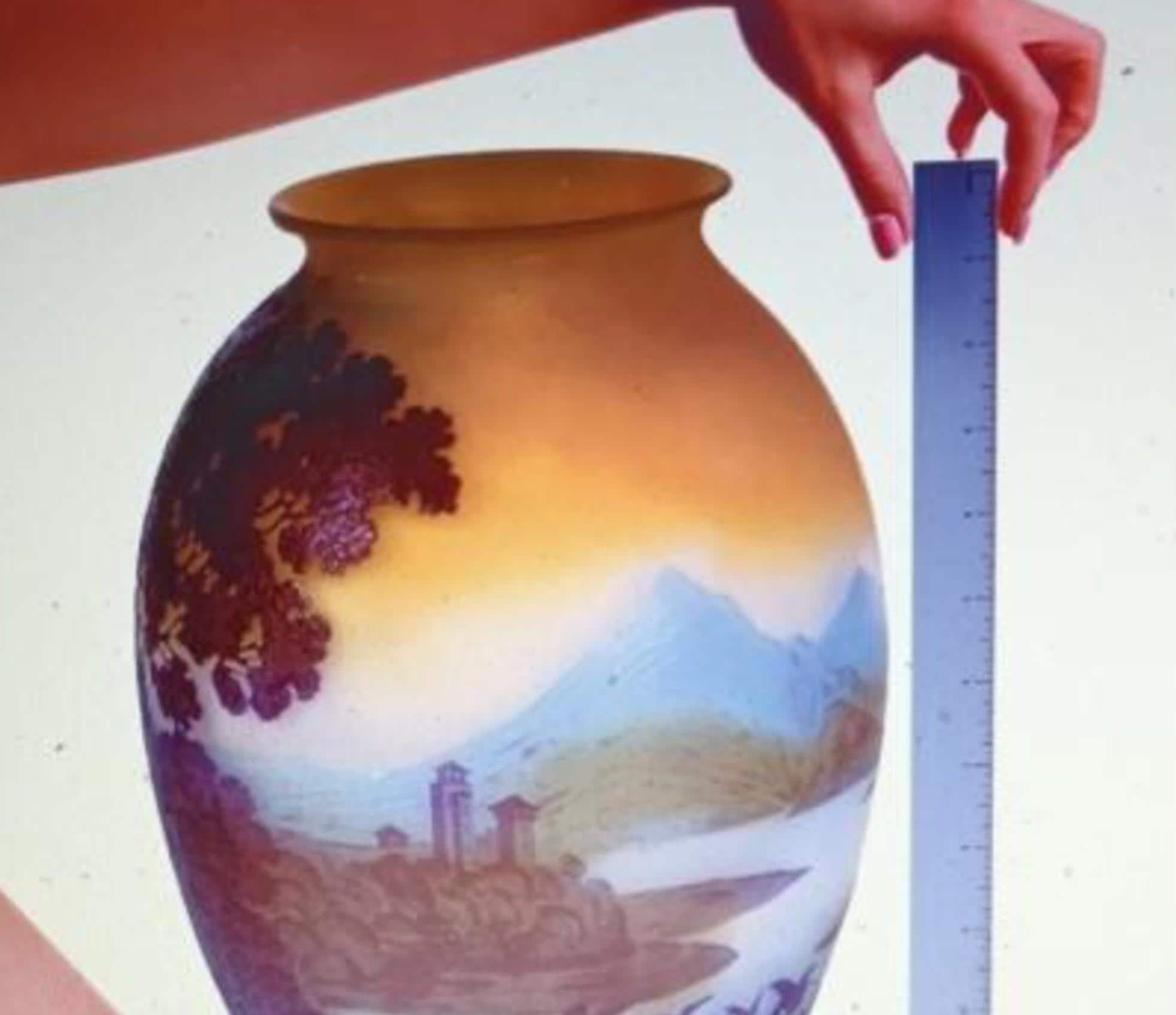 ガレの花瓶。風景画が描かれている。エミール・ガレ作、1800年代末