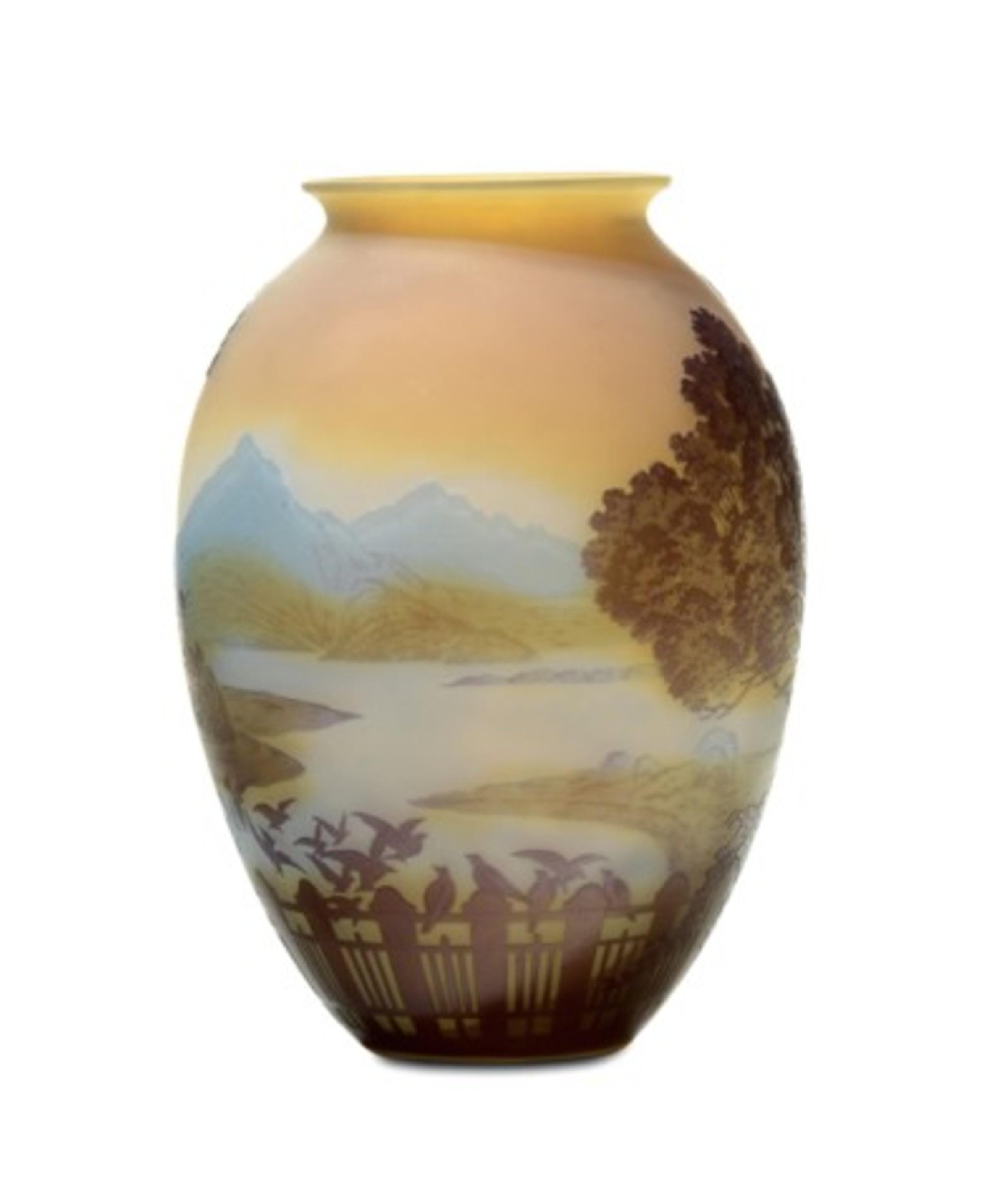 ガレの花瓶。風景画が描かれている。エミール・ガレ作、1800年代末