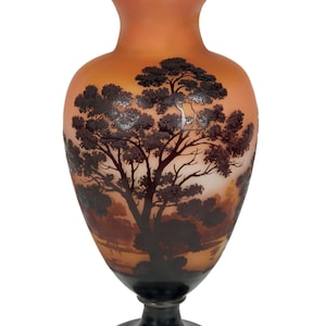 Emile Galle Vase. Authentisch Galle Ende 1800. Verziert mit Bäumen.