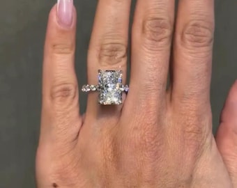 Verlobungsring mit 7 Karat strahlendem Moissanit und verstecktem Halo