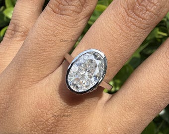 Anello solitario con moissanite ovale incastonata a castone da 3,50 CT, con pavé di diamanti nascosto, in oro massiccio 14 carati.