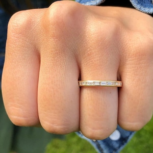 Bague fine en diamant serti barrette, bague empilable pour l&#39;éternité totale, alliance diamants Bague minimaliste en or 14 carats taille baguette