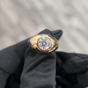 Anillo de sello de oro macizo de 14 quilates con solitario de diamante de moissanita de corte brillante redondo de 1,50 quilates, anillo de compromiso de estilo vintage engastado al ras, regalo para él.