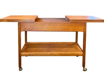 Un raro carrito de bar o de servicio moderno de dos niveles de mediados de siglo, influenciado por las líneas limpias y funcionales de Hans Jørgen Wegner