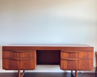 Un tocador/escritorio clásico de estilo moderno de mediados de siglo de Austinsuite, de la década de 1960. Fundada en Londres.