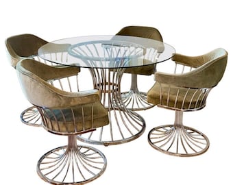 Un elegante juego de comedor moderno de mediados de siglo que incluye 4 sillones y una mesa con tapa de vidrio a juego, todos con elegantes bases estilo tulipán cromado.