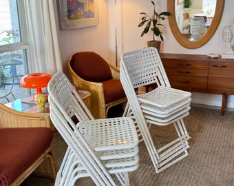 Conjunto vintage de 9 sillas de metal blanco al estilo de Egon Eirmann, fabricadas en Francia, alrededor de la década de 1970.