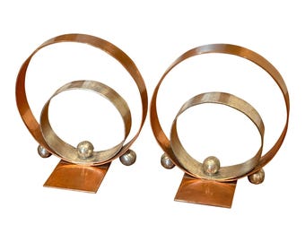 Un par de sujetalibros modernistas de metal Art Déco de Walter Von Nessen, alrededor de los años 30