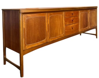 Un hermoso aparador de teca extra largo de Nathan Furniture, llamado “Squares”.