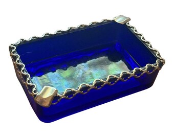 Cenicero Art Déco en azul cobalto con detalles de metal, alrededor de los años 30