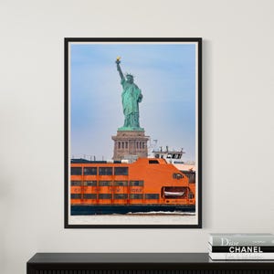 Stampa Fine Art Giclée in edizione limitata di New York. La Statua della Libertà vista da Governors Island, Manhattan con il traghetto di Staten Island.