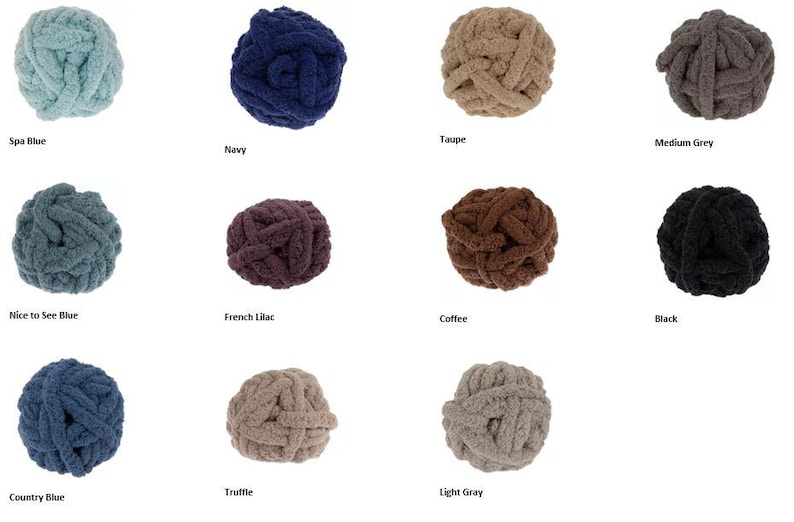 Pode incluir: Variedade de novelos de l&atilde; grossa em v&aacute;rias cores, incluindo Spa Blue, Navy, Taupe e Medium Grey. Cada novelo &eacute; rotulado com o nome da cor. Ideal para projetos de artesanato.