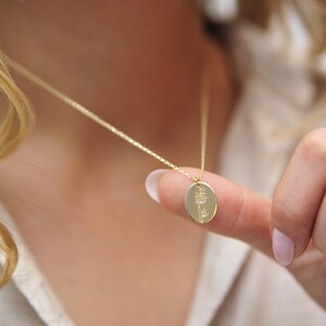 Oval Birth Flower Necklace, Custom Engraved Birth Flower Pendant Necklace, Personalized Necklace Gift, Floral Jewelry, Unique Gift for Mom