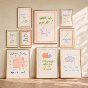 Può includere: Una collezione di nove stampe da parete incorniciate con illustrazioni dai toni pastello e testi motivazionali. Le stampe includono frasi come speak up superstar, welcome to your speech home e beautiful minds think differently.