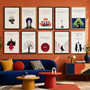 Może przedstawiać: Galeria ścienna składająca się z dziesięciu prostokątnych, oprawionych plakatów literackich z białym tłem i minimalistycznymi ilustracjami graficznymi. Każdy wydruk zawiera cytat z klasycznej książki oraz tytuł, ułożone w dwóch rzędach po pięć na pomarańczowej ścianie.