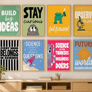 Puede incluir: Un conjunto de ocho pósteres de pared rectangulares con gráficos y texto sobre ciencia. Las láminas incluyen frases como BUILD big IDEAS, STAY curious, fail forward, OBSERVE more, EVERY MIND BELONGS IN SCIENCE, SCIENCE STARTS WITH ASKING QUESTIONS, SCIENCE IS FOR THINKERS DREAMERS DOERS y FUTURE world CHANGERS WELCOME.
