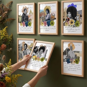 Puede incluir: Una colección de impresiones artísticas enmarcadas con retratos de figuras históricas, cada una adornada con acentos florales y citas manuscritas. Los marcos son de madera clara y las impresiones se exhiben contra una pared verde. La imagen incluye a una persona sosteniendo una impresión enmarcada.