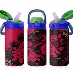 Peut inclure: Trois vues d'une gourde cylindrique avec un motif floral noir et rouge et un serpent enroulé. La gourde possède un couvercle bleu et vert avec une paille rabattable. Le mot FEARLESS est imprimé en petites lettres dorées sur la gourde de droite.