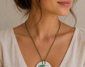 Handgjort keramiskt halsband med vildblommor, botaniskt hänge, naturinspirerad bohemisk present till henne, hantverksaccessoarer