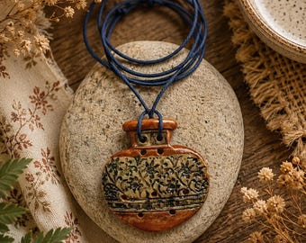 Ethno-Keramik-Anhänger - Handgemachter Boho-Keramik-Schmuck, rustikale Volkskunst, Handwerker-Tonanhänger